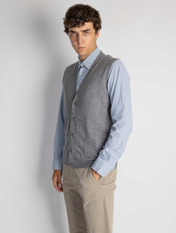 Gile_INV-2024-9699-2_600x.jpg Gilet con Scollo a V Grigio