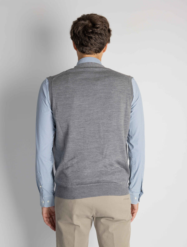 Gile_INV-2024-9699-3_600x.jpg Gilet con Scollo a V Grigio